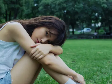 公園で体躯座りしている女性