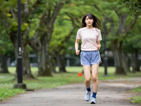 公園でジョギングしている女性