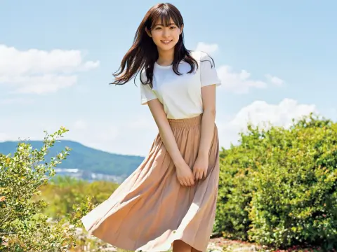 田舎道で立っている女性の画像